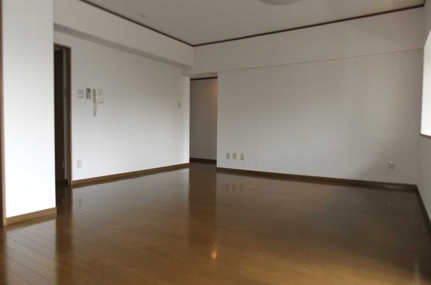 Living and room. About 14 Pledge of spacious living