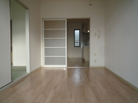 Living and room. 6 Pledge Western-style