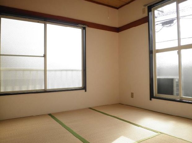 Living and room. Separate reference is a picture