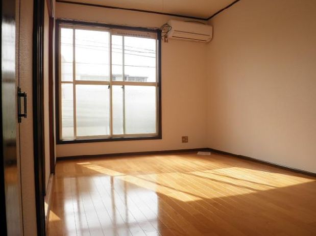 Living and room. Separate reference is a picture