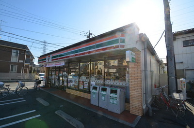 Convenience store. 300m to Seven-Eleven (convenience store)