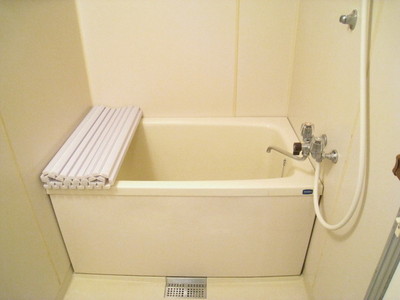 Bath. Spacious bath time to accumulate hot water