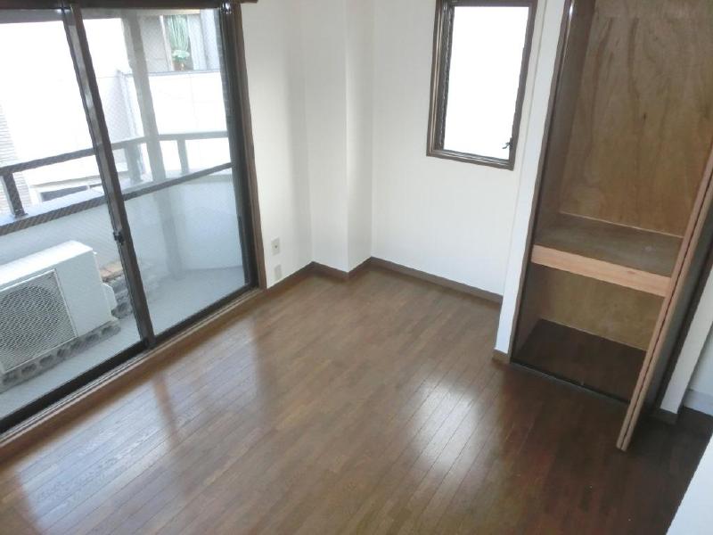 Living and room. Bright in the three-sided lighting rooms