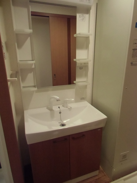 Washroom. Independent wash basin