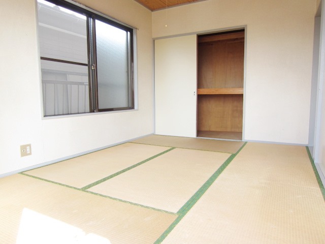 Living and room. Corner dwelling unit 2 side lighting