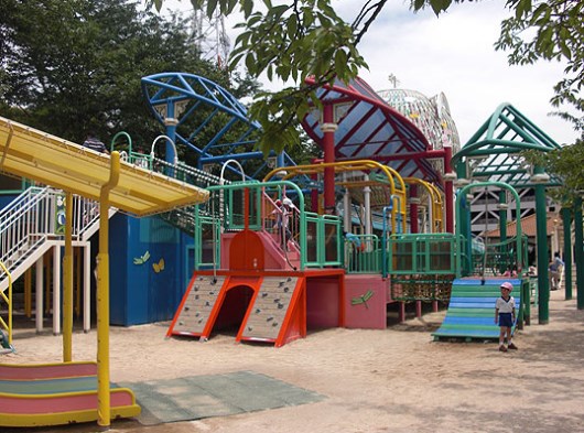 park. 1733m to the green center park (park)