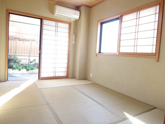 Living and room. Corner dwelling unit 2 side lighting