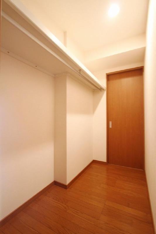 Receipt. Walk-in closet You lot hung clothes