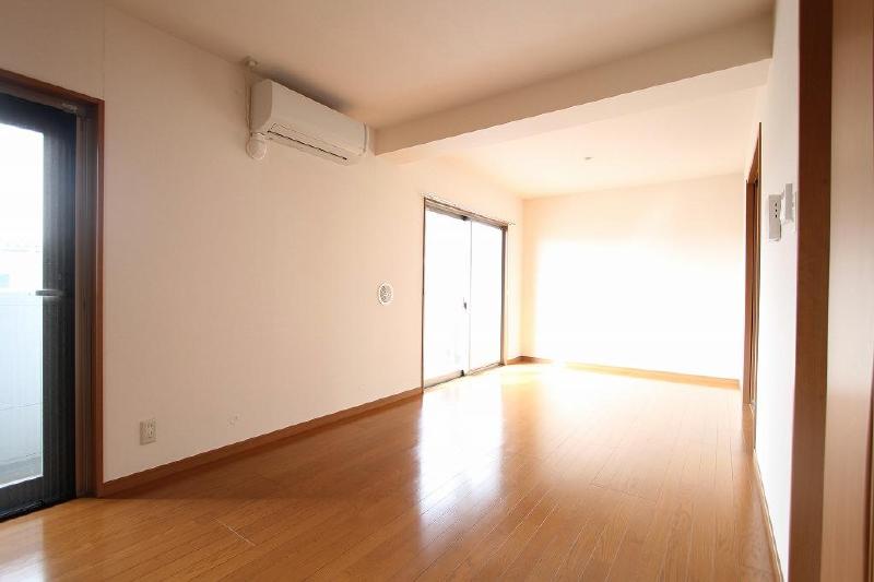 Other room space. Yes also you can have small children at newlyweds in Single