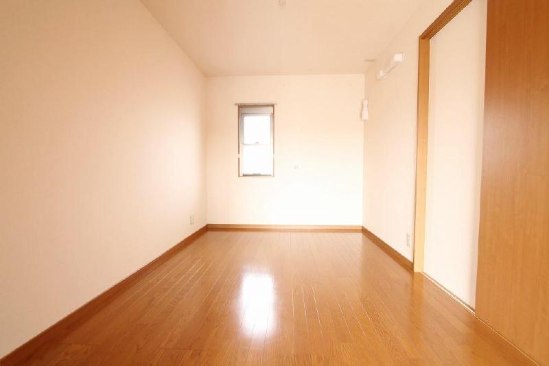 Other room space. Opening the right of the sliding door and large walk-in closet