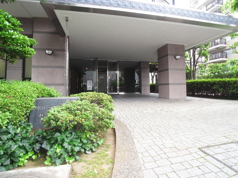 Entrance. Lush apartment entrance