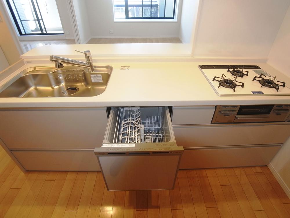 Kitchen. Shower water washing with a water purifier, Built-in dishwasher, Of glass top three-necked stove (December 2013) Shooting