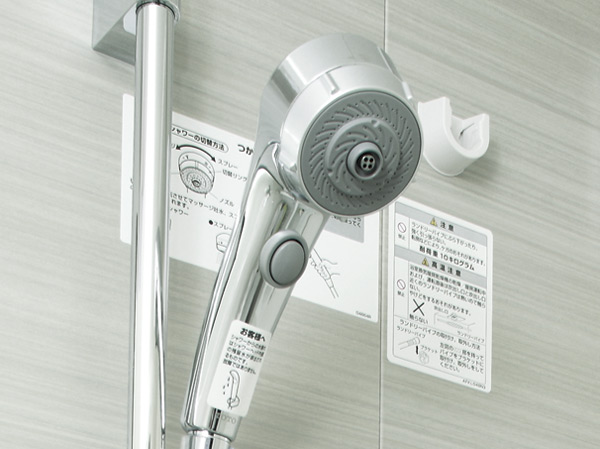 Bathing-wash room.  [Slide bar & Wonder beat shower head] According to the person's height and applications you wish to use, It has adopted a shower slide bar that can be freely adjusted the height of the shower. Also, A nozzle to approximately 1600 revolutions per minute, Create a pleasant stimulation of the shower. The water discharge at hand of a button, You can stop water operation.