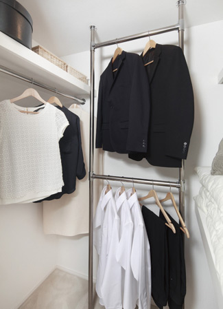 Receipt.  [Walk-in closet] Set up a walk-in closet in the entire dwelling unit. And set to the same ceiling height of about 2450mm and the living room (D1 ・ D2 type of Western-style (1) Excluding). Makuratana Ya, Double-bar type of hanger pipe, Futon storage space, Established a tie hanging, It is up the efficiency of the storage.