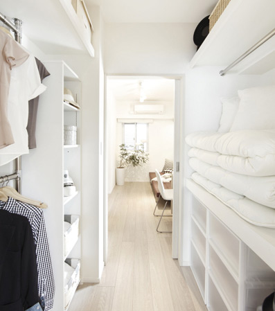 Receipt.  [Walk-through closet] Available in two of the living room, Efficient-to-use large-capacity of the walk-through closet (D1 ・ D2 has established the type only). It has secured about 2450mm the ceiling height of the housing part, You can three-dimensional accommodated without waste at the top and bottom of the space.