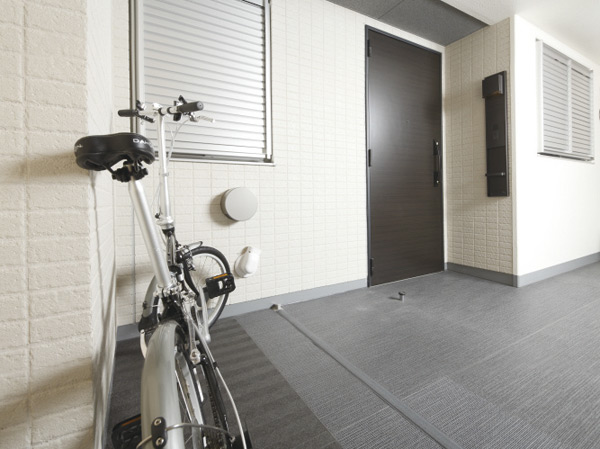 Other.  [Cycle port] Installing a porch or open porch to the front door of all dwelling units. This porch / Open porch, stroller, Folding bike, Tricycle, Because such as foliage plants put, You can use a wide range of applications. Also, Also installation dedicated cycle port etc. can accommodate important road bike in front of each dwelling unit. Has been effective use of the space was overlooked until now. (model room ・ D2 type / Menu 2)