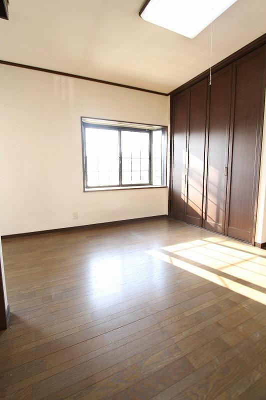Other room space. Rent is also suppressed, Initial cost also will be very restrained.
