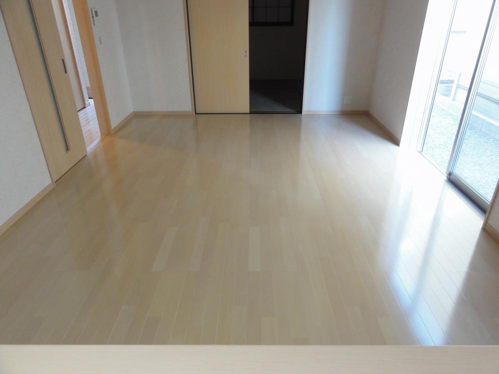 Living. Indoor (11 May 2013) Shooting  Looking from mom