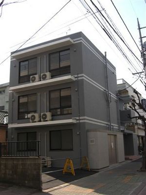 Building appearance. It is a photograph of a separate room of the same properties.