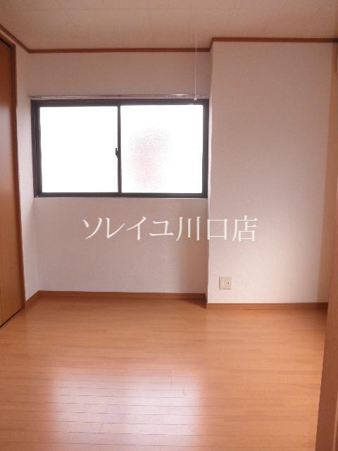 Living and room. Day two-plane daylight, Ventilation good