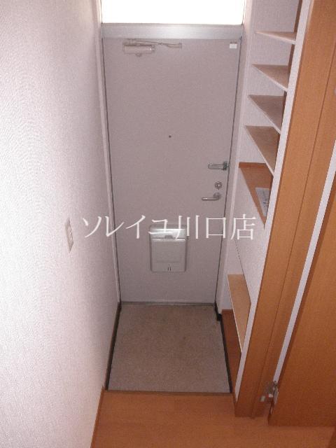 Entrance. Entrance storage of large capacity