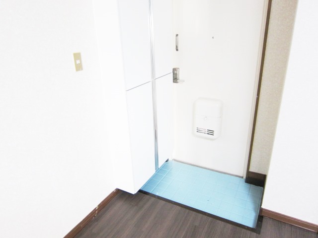 Entrance. Small entrance stepped