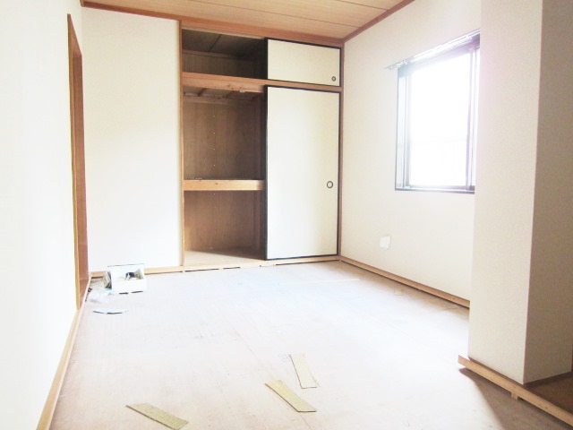 Living and room. It contains the tatami before occupancy