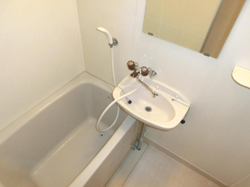 Bath. Wash basin is together, but ... Do you Iii?