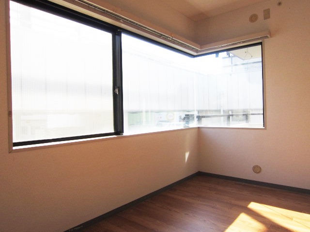 Living and room. Per day is good on the south-facing.