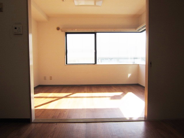 Living and room. Living with depth.