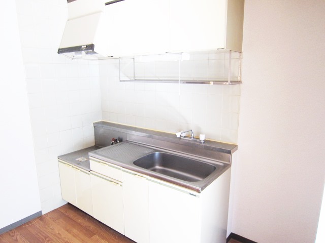 Kitchen. Two-burner gas stove installation Allowed.