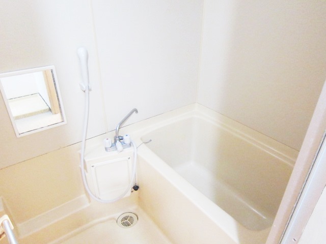 Bath. Spacious bath time.