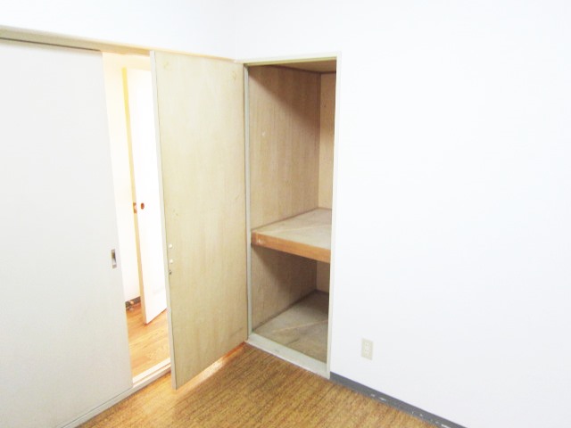 Receipt. Convenient each room storage.