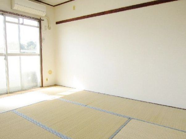 Living and room. Separate reference is a picture