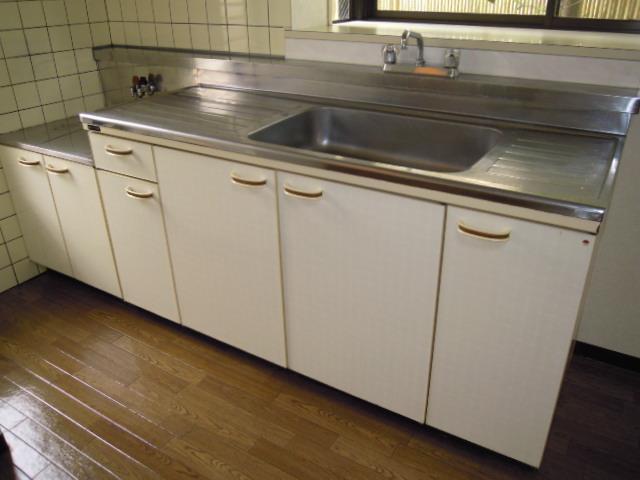 Kitchen. Two-burner gas stove can be installed.