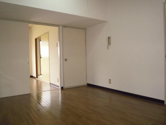 Other room space. Spacious is 8 pledge living even at a table.