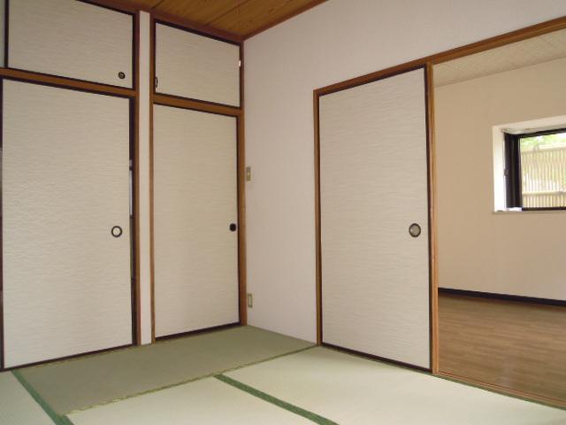 Receipt. Is a Japanese-style room there is a housing with a upper closet.