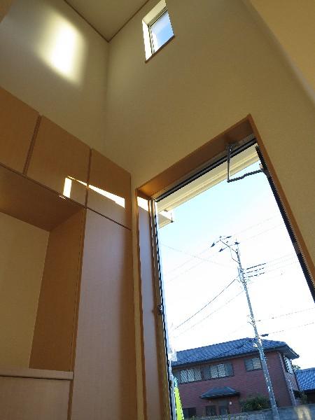 Other introspection. Entrance space for a lot of light pours down.