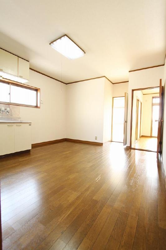 Other room space. Lighting equipment also available, It is ready-to-move-in