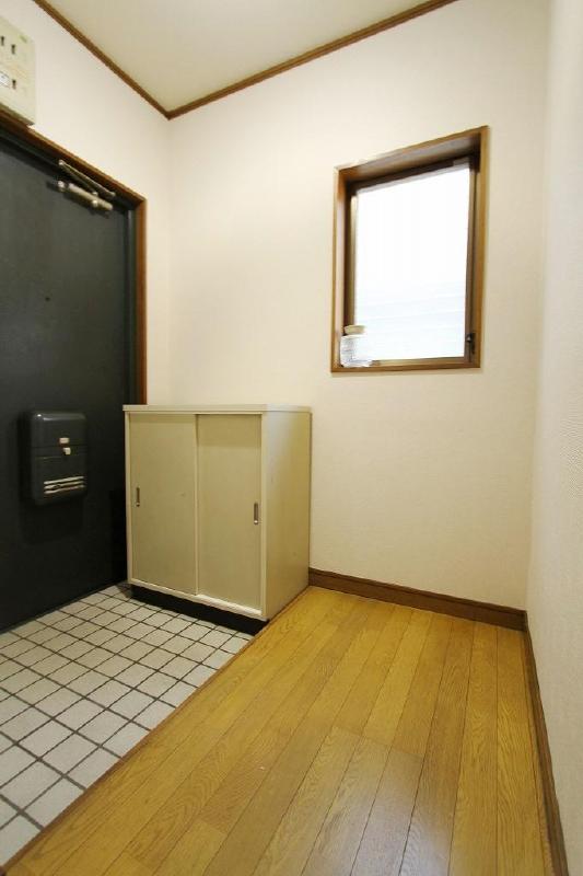 Other room space. Wide entrance space of there shoe box