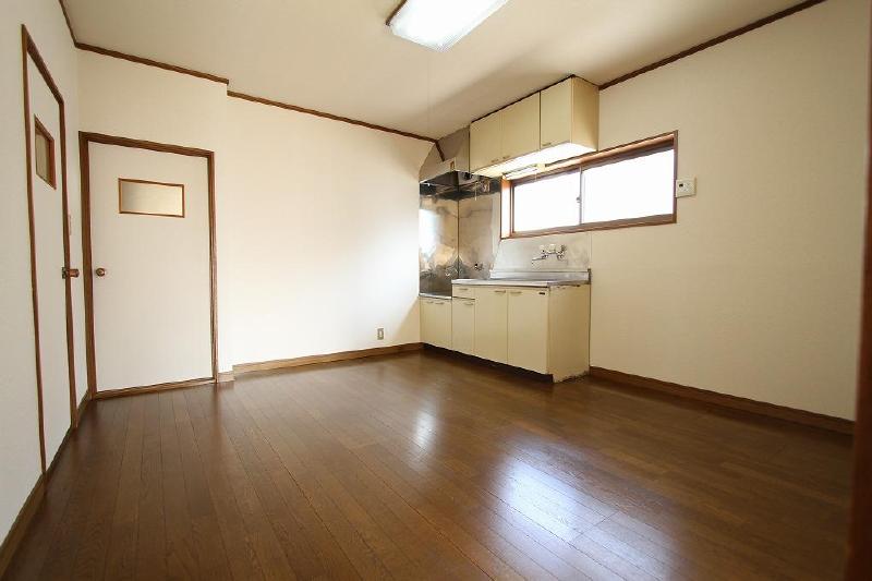 Other room space. Because the corner room, Many window, Each room yang per good