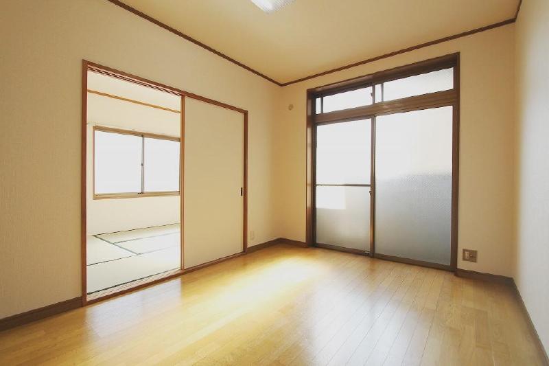 Other room space. Each room window ・ Recommended for room share because there is a housing