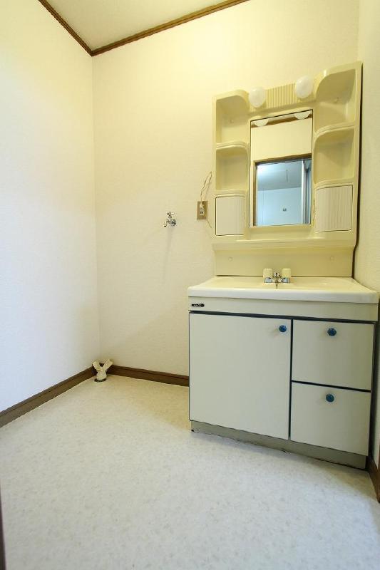 Washroom. Independent wash basin ・ There is also a dressing room