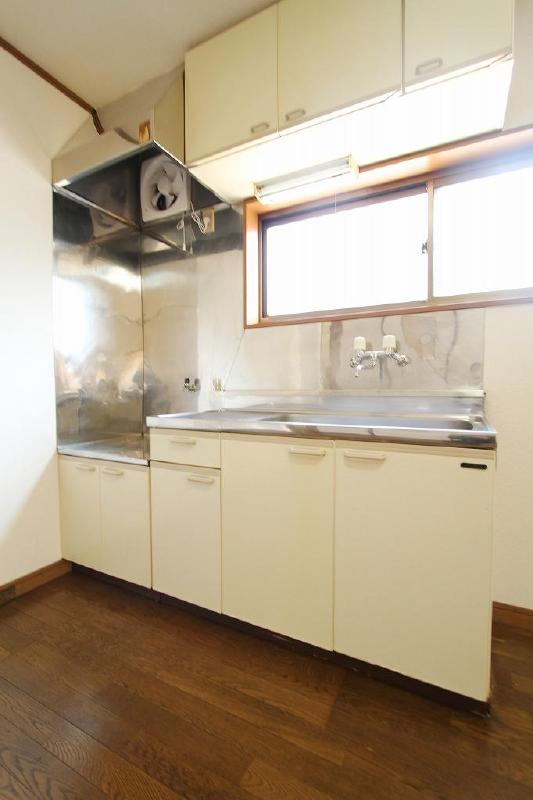 Kitchen. It housed a lot of kitchen space There is also a ventilation good window