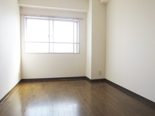 Living and room. Rooms can also be used as a storeroom.