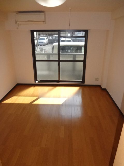 Living and room. 1 lot gas stoves equipped