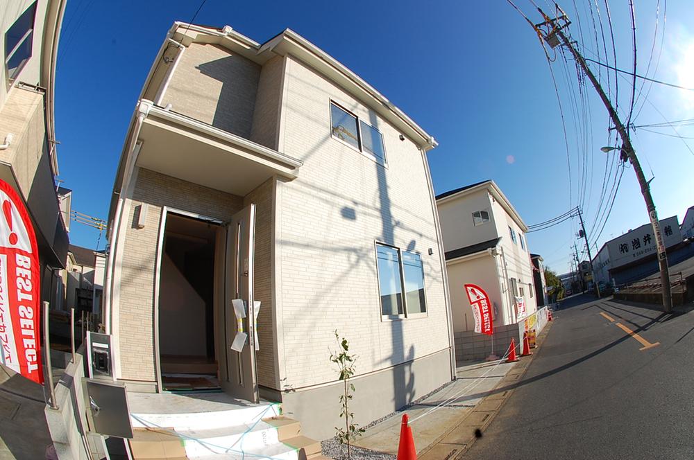 Local appearance photo. Building 3