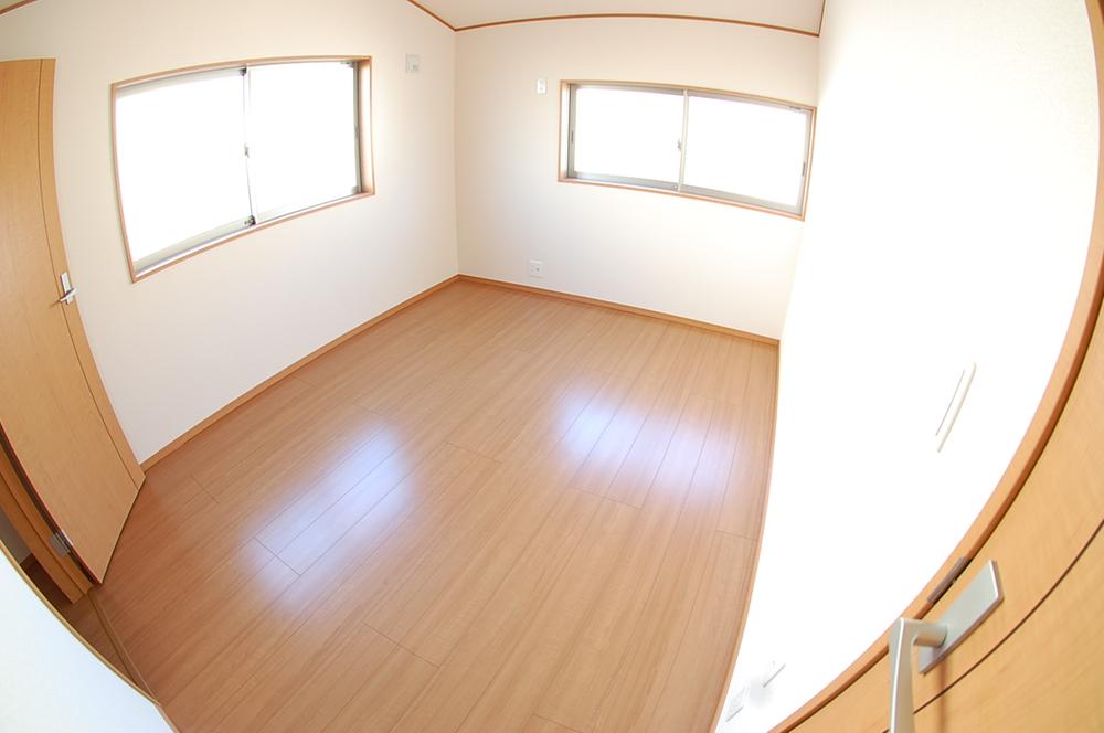 Non-living room. Flat floor who lost a step