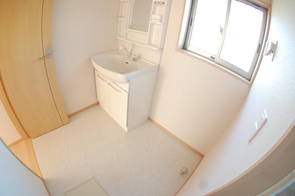 Wash basin, toilet. Wash basin with a shower of big success in the morning of the dressing