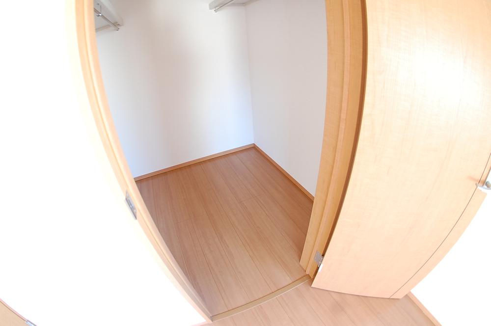 Rendering (appearance). Walk-in closet of large capacity (1, 5, 6, 7 only)